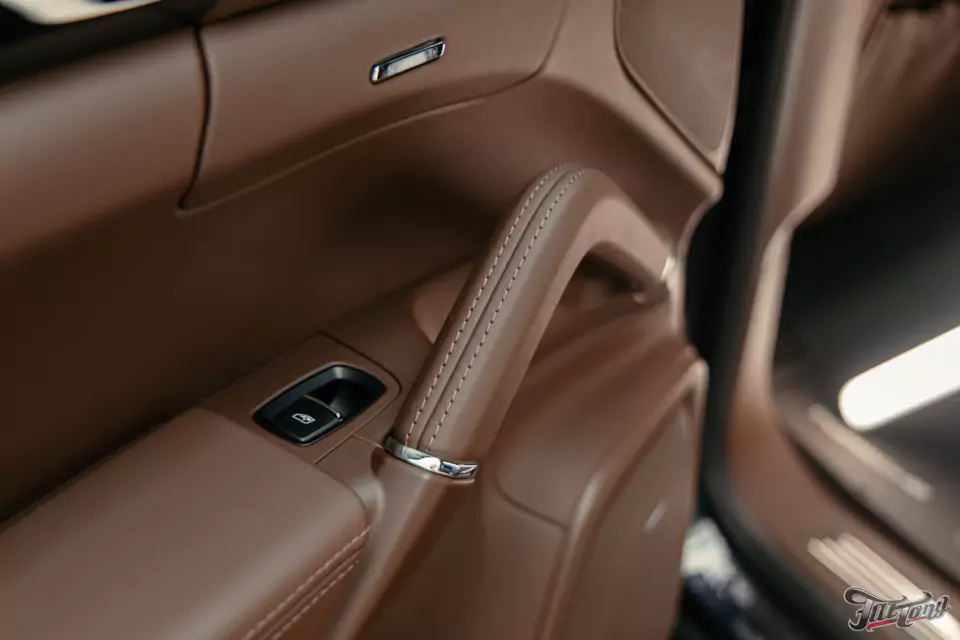 Частичный пошив салона Porsche Cayenne в кожу, полировка и керамика кузова